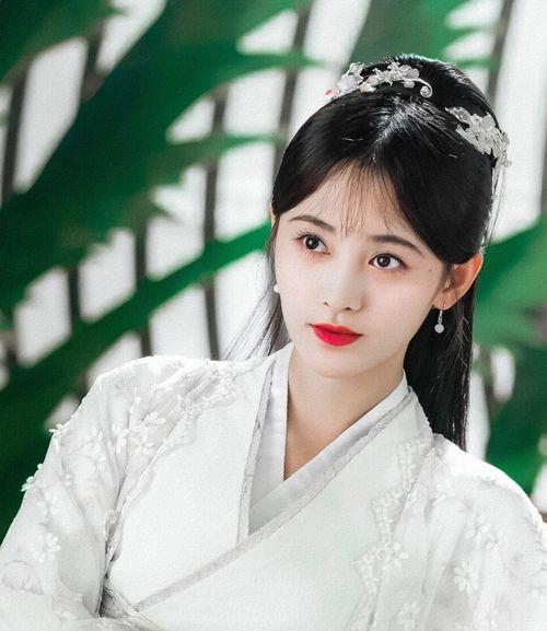 任嘉伦和鞠婧祎吃瓜视频,甜蜜互动引网友热议