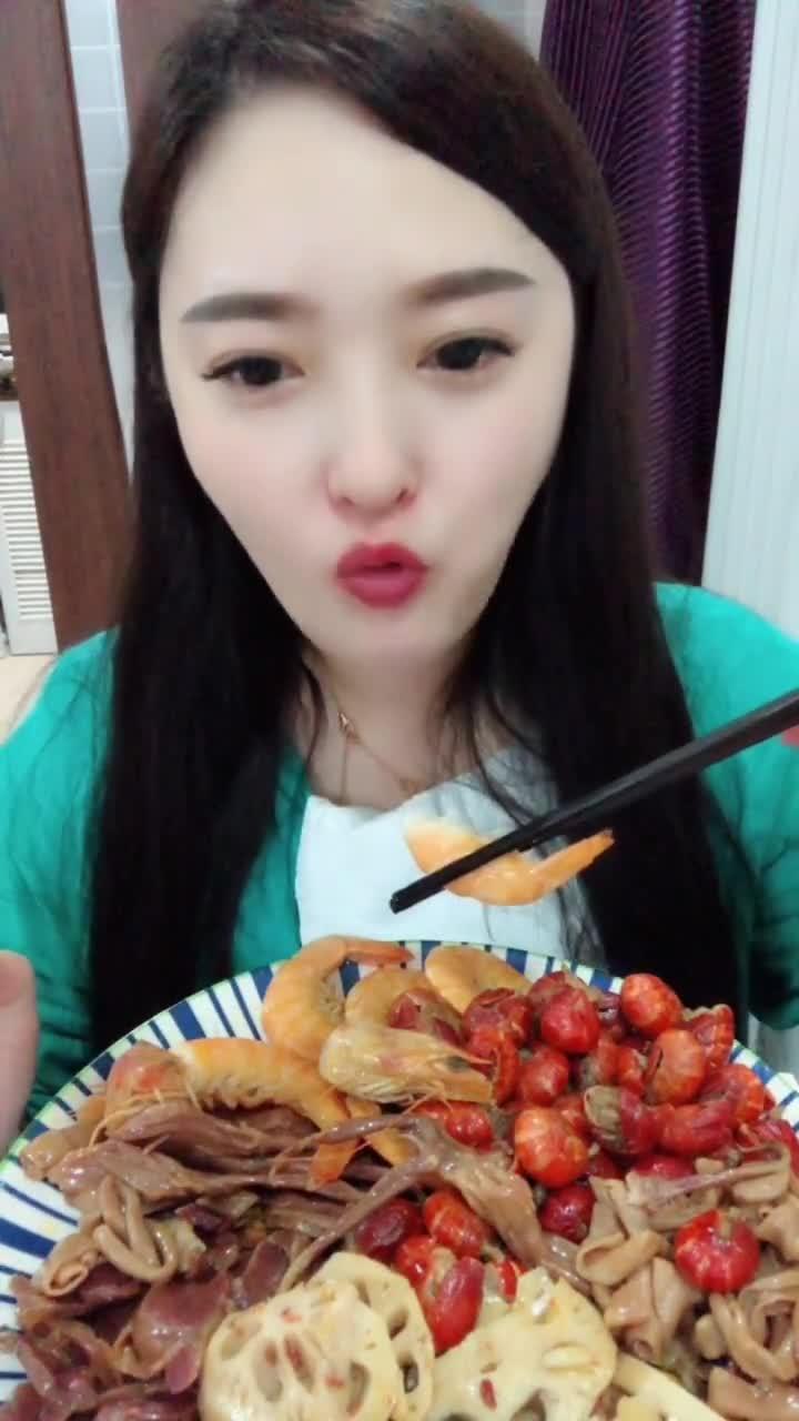 小姐姐吃刺角瓜视频,小姐姐挑战美味新食尚