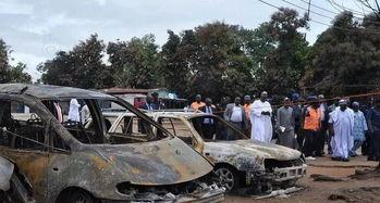 吃瓜群众看别人撞车视频