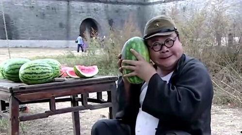 看一个吃瓜搞笑视频
