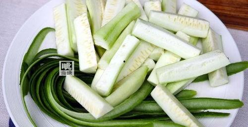 水瓜能连皮吃吗,水瓜连皮食用的健康指南