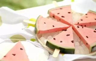 自己在家里吃瓜,品味生活的小确幸