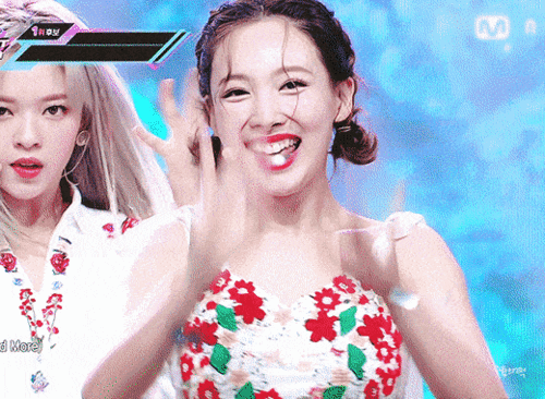 舞台女团跳舞吃瓜,吃瓜群众围观花絮趣事